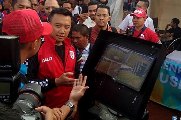 Menpora Imam Nahrawi mendengar penjelasan tentang penggunaan video assistant referee di Stadion UPI, Kota Bandung, Minggu (17/3/2019). 