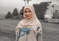 Istri Ammar Zoni Cuek Ngemper di Pinggir Kolam, Tampilan Simpel Irish Bella dengan Busana Hijab dan Sandal Teplek Justru Curi Perhatian