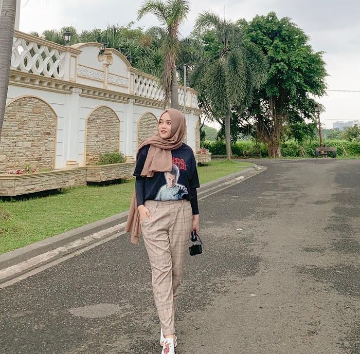 Padu padan kaos ala Putri Delina