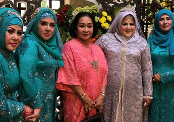 Hadiri Pernikahan Dhawiya Zaida di Restoran, Penampilan Elvy Sukaesih Di Usia 67 Tahun Bikin Pangling
