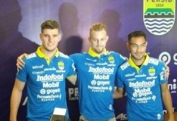 Tiga pemain baru Persib Bandung (dari kiri ke kanan), Nick Kuipers,Kevin Van Kippersluis, dan Omid Nazari, diperkenalkan di Graha Persib Bandung, Jalan Sulanjana, Kota Bandung, Selasa (20/8/2019).