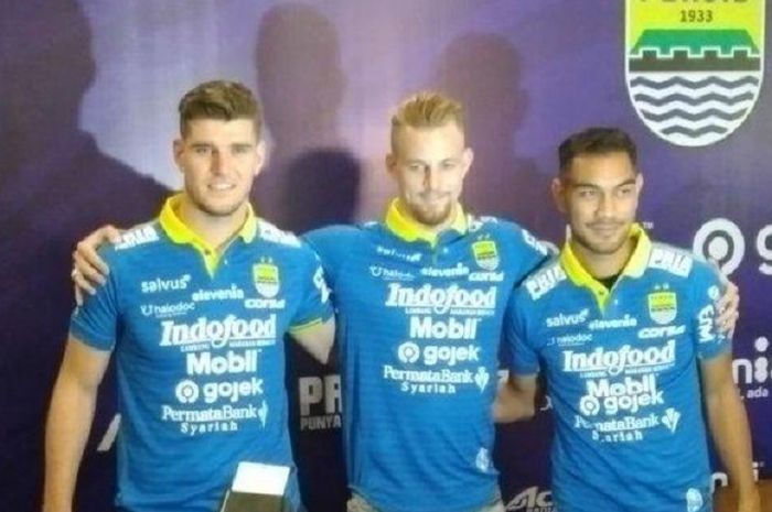 Tiga pemain baru Persib Bandung (dari kiri ke kanan), Nick Kuipers,Kevin Van Kippersluis, dan Omid Nazari, diperkenalkan di Graha Persib Bandung, Jalan Sulanjana, Kota Bandung, Selasa (20/8/2019).