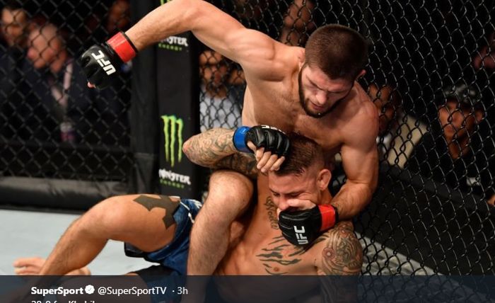 Aksi Khabib Nurmagomedov saat menghadapi Dustin Poirier pada ajang UFC 242 di The Arena, Abu Dhabi, Uni Emirat Arab, (7/9/2019)