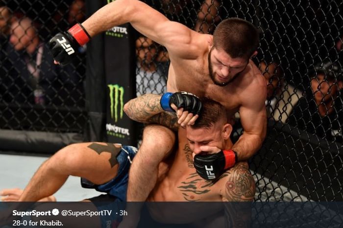 Aksi Khabib Nurmagomedov saat menghadapi Dustin Poirier pada ajang UFC 242 di The Arena, Abu Dhabi, Uni Emirat Arab, (7/9/2019)