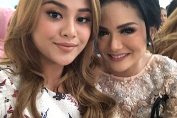Krisdayanti dan Aurel Hermansyah 'perang kata' di media sosial hingga ditegur Badan Kehormatan DPR. 