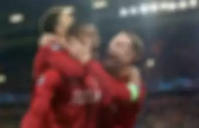 Trio Liverpool, Georginio Wijnaldum (tengah), Jordan Henderson (kanan), dan Trent Alexander-Arnold (kiri) merayakan gol ke gawang Barcelona, dalam laga leg kedua semifinal Liga Champions di Stadion Anfield, 7 Mei 2019.