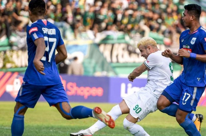 Diogo Campos melakoni debut bersama Persebaya, dalam debut itu pemain asal Brazil itu menorehkan 1 gol dan 2 assist menjadi bukti betapa cepatnya dia menyatu dengan tim.