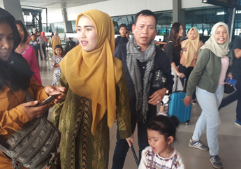 Ayu Ting Ting Berangkat ke Tanah Suci, Umi Kalsum Berharap Putrinya Dipermudah Urusan Jodoh Usai Umroh