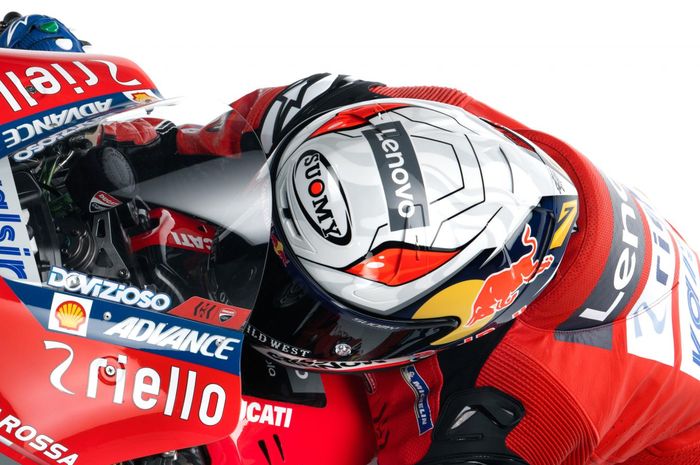 Pembalap Ducati, Andrea Dovizioso, bersama kostum barunya untuk MotoGP musim 2020.