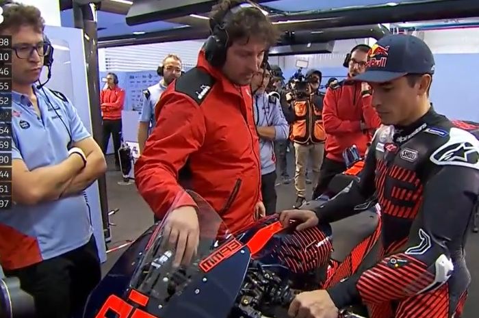 Marc Marquez mendengarkan arahan dari mekanik Gresini sesaat sebelum menjalani tes Valencia di Sirkuit Ricardo Tormo, Valencia, Spanyol, Selasa (28/11/2023)