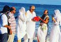Potret Haru Saat Abu Jenazah Sridevi Ditaburkan di Laut Rameswaram