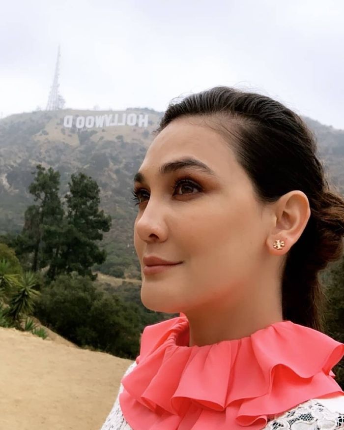 Wajah cantik Luna Maya dengan makeup minimalis