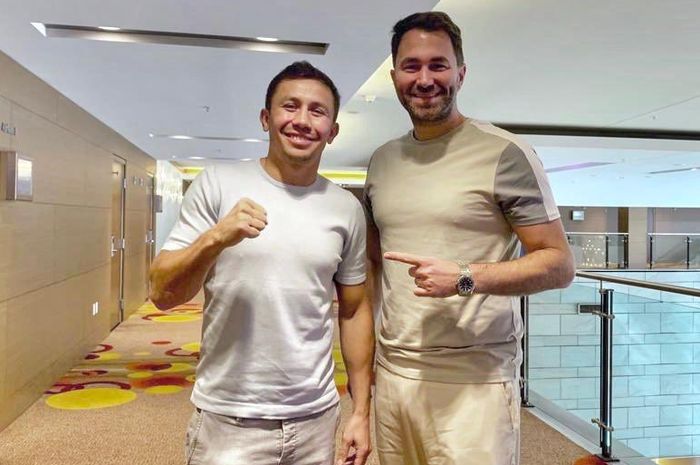 Petinju asal Rusia, Gennadiy Golovkin, berpose dengan co-promoternya, Eddie Hearn.