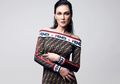 Tampil Sederhana, Intip Tampilan Luna Maya saat Memadukan Kaus Oblong Harga Jutaan dengan Sandal Ratusan Ribu Rupiah