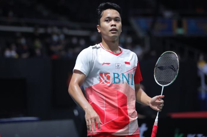 Pebulu tangkis tunggal putra Indonesia, Anthony Sinisuka Ginting, pada babak kedua Singapore Open 2022 di Singapore Indoor Stadium, Kamis (14/7/2022).