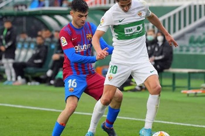 Aksi Pedri dalam laga Barcelona versus Elche pada lanjutan Liga Spanyol 2021-2022.