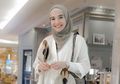 Tanpa Busana Syar'i Seperti Biasanya, Zaskia Sungkar Unggah Foto Pakai Baju Renang Muslimah Sukses Curi Perhatian