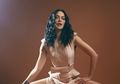 Pamer Body Goals di Usia 50 Tahun, Sophia Latjuba Jalan Maju Mundur Kenakan Busana Seksi!