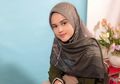 Biasa Tampil Simpel, Istri Roger Danuarta Cut Meyriska Tampak Anggun dengan Satu Set Busana Syari yang Super Santun