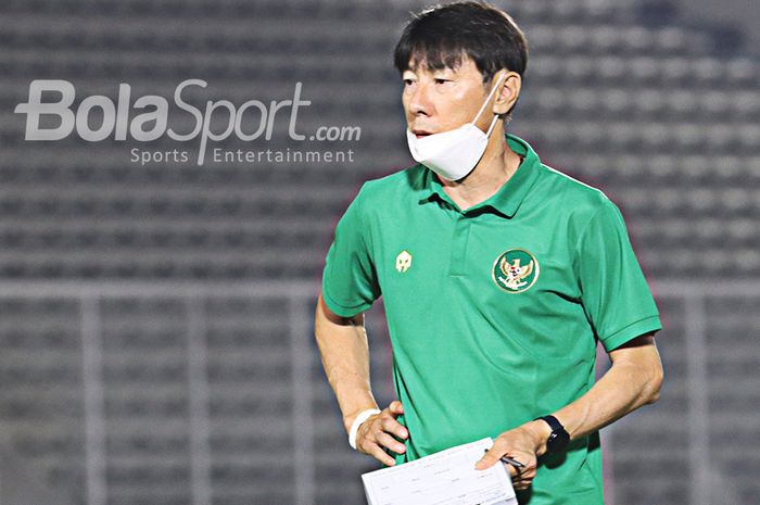 Pelatih timnas Indonesia, Shin Tae-yong, tengah memantau anak asuhnya di Stadion Madya, Senayan, Jakarta, 11 Mei 2021.