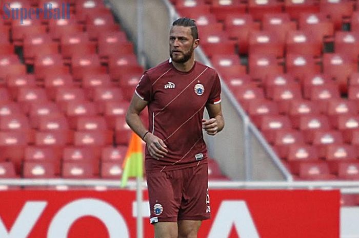 Bek Persija Jakarta Steven Paulle berlatih di Stadion Utama Gelora Bung Karno, Senayan, Jakarta, Senin (25/2/2019), untuk persiapan melawan Becamex Binh Duong dalam penyisihan grup Piala AFC 2019. 