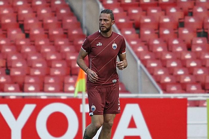 Bek Persija Jakarta Steven Paulle berlatih di Stadion Utama Gelora Bung Karno, Senayan, Jakarta, Senin (25/2/2019), untuk persiapan melawan Becamex Binh Duong dalam penyisihan grup Piala AFC 2019. 