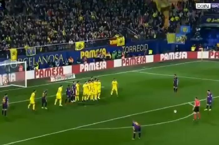 Megabintang Barcelona, Lionel Messi, bersiap mengeksekusi free-kick dalam laga Liga Spanyol melawan Villarreal di Estadio de la Ceramica, Selasa (2/4/2019).