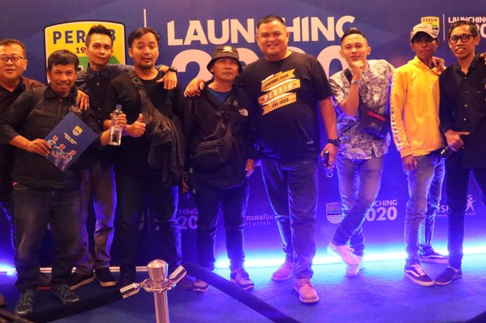 Andi Dwi (keempat dari kiri) tengah berfoto bersama pengurus The Bombs Persib Suporter di acara Launching Persib beberapa waktu lalu.