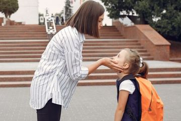 Tips mengatasi anak yang tidak mau ditinggal di sekolah