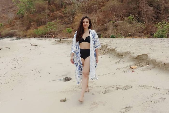 Penampilan seksi Wulan Guritno saat kenakan bikini