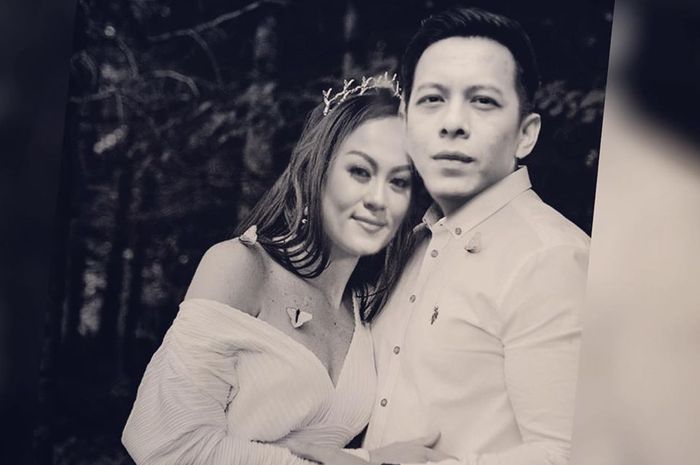 Viral Potret Ariel NOAH Menggunakan Baju Pengantin hingga Peluk