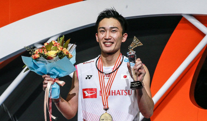 Pebulu tangkis tunggal putra Jepang, Kento Momota, saat berada di podium Kejuaraan Asia 2019, di Wuhan Sports Center Gymnasium, Wuhan, China, Minggu (28/4/2019).