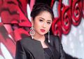 Tampil Beda Hingga Manglingi, Lihat Anggunnya Dewi Perssik dengan Gaun Hijab Saat Jadi Muse Fashion Show