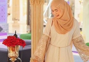 Simpel, Tapi Kece. Ini 4 Pilihan Dress Putih Hijab yang Chic & Manis!