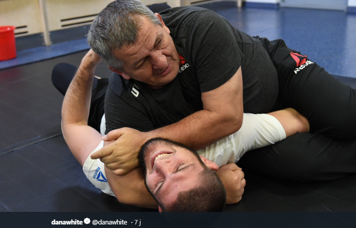 Abdulmanap Nurmagomedov (atas) dan Khabib Nurmagomedov (bawah) saat keduanya berlatih bersama. 