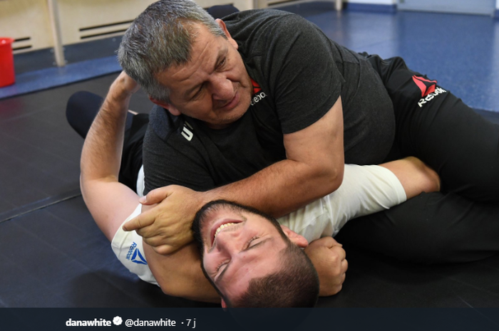 Sang Ayah, Abdulmanap Nurmagomedov (atas) dikabarkan kritis, Khabib Nurmagomedov (bawah) sampaikan harapan.