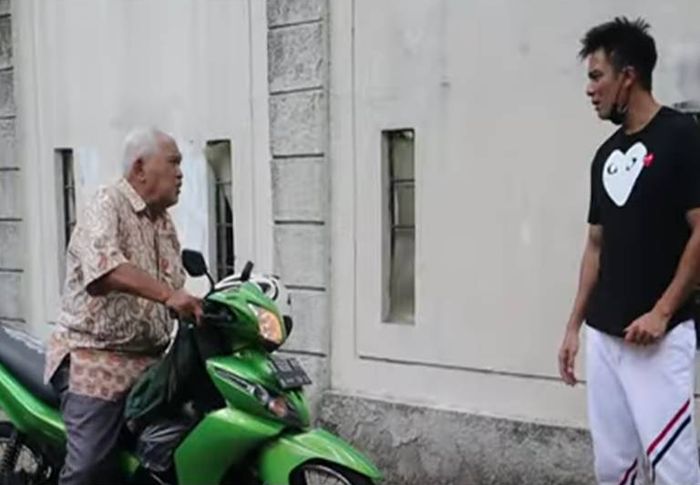 Baim Wong saat membentak bapak-bapak tua.