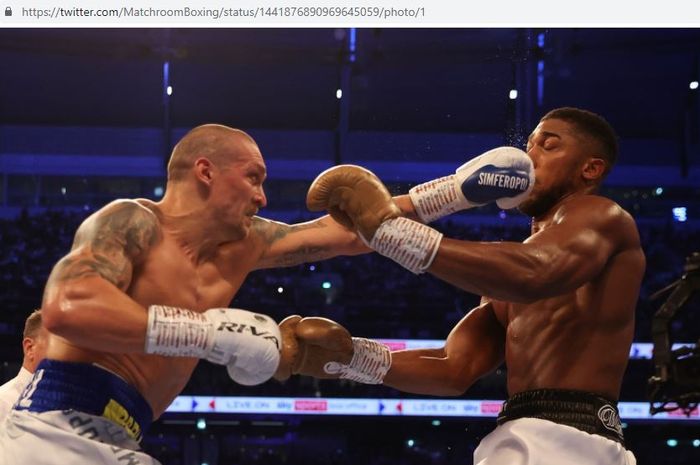 Oleksandr Usyk (kiri) saat mendaratkan pukulan tepat mengenai Anthony Joshua (kanan) saat bertanding di Tottenham Hotspur Stadium, London, Inggris, Sabtu (25/9/2021).