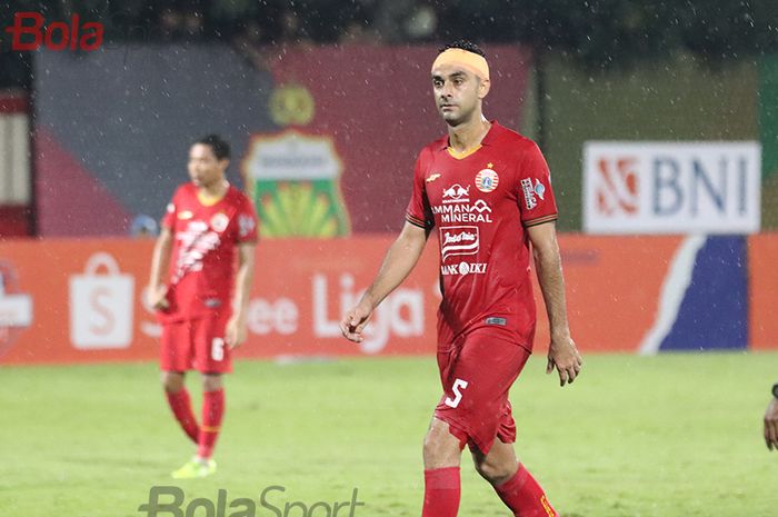 Bek Persija Jakarta, Otavio Dutra, mendapatkan balutan dikepalanya, ketika laga Bhayangkara FC malawan Persija Jakarta di Stadion PTIK, Melawai, Jakarta Selatan (14/3/2020)