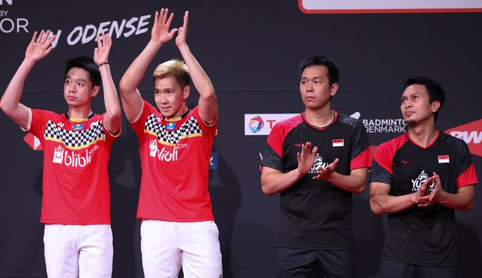 Marcus Fernaldi Gideon/Kevin Sanjaya Sukamuljo dan Mohammad Ahsan/Hendra Setiawan saat naik podium ganda putra Denmark Open 2019, di Odense Sportspark, Denmark, Minggu (20/10/2019).