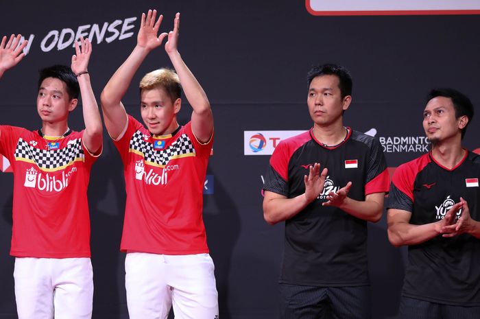 Marcus Fernaldi Gideon/Kevin Sanjaya Sukamuljo dan Mohammad Ahsan/Hendra Setiawan saat naik podium ganda putra Denmark Open 2019, di Odense Sportspark, Denmark, Minggu (20/10/2019).