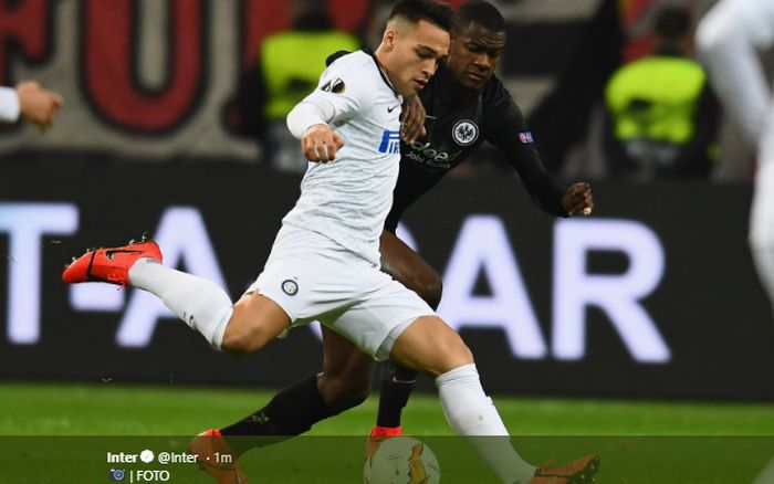 Penyerang Inter Milan, Lautaro Martinez, dijaga oleh bek Eintracht Frankfurt, Evan N'Dicka, dalam laga leg pertama babak 16 besar Liga Europa 2018-2019 di Commerzbank Arena, 7 Maret 2019.
