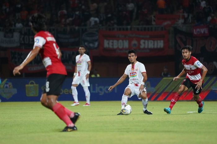 Aksi pemain Persija Jakarta, Sandi Darman Sute alias Sandi Sute pada laga melawan Madura United, di Stadion Gelora Ratu Pamelingan, Pamekasan, Madura, Jumat (16/8/2019).