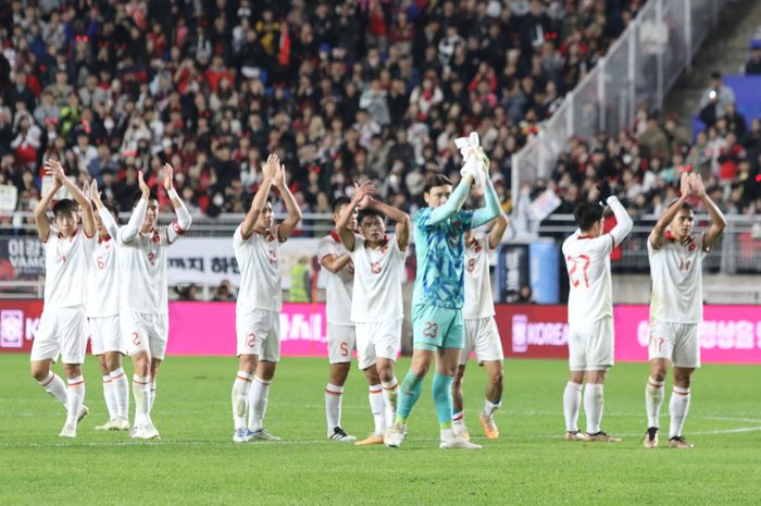 Skuad Timnas Vietnam menyapa para pendukung di stadion usai kalah 0-6 menghadapi Korea Selatan di laga FIFA Matchday Oktober 2023. 