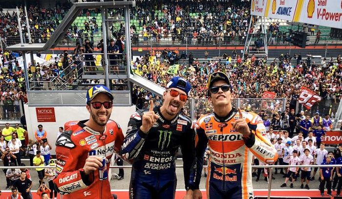 Dari kiri ke kanan, Andrea Dovizioso (Ducati), Maverick Vinales (Monster Energy Yamaha), dan Marc Marquez (Repsol Honda) di podium MotoGP Malaysia di Siruit Sepang, Minggu (3/11/2019).