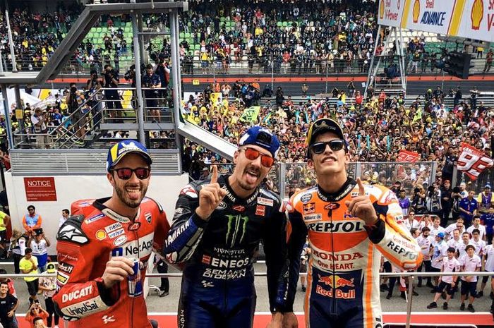 Dari kiri ke kanan, Andrea Dovizioso (Ducati), Maverick Vinales (Monster Energy Yamaha), dan Marc Marquez (Repsol Honda) di podium MotoGP Malaysia di Siruit Sepang, Minggu (3/11/2019).