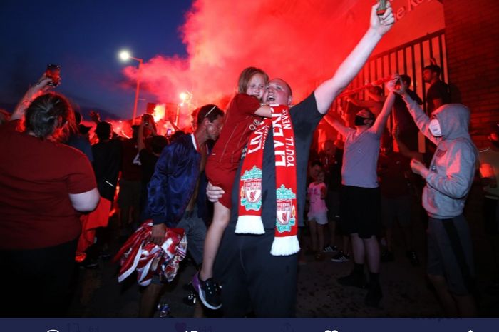 Para penggemar Liverpool merayakan gelar juara Liga Inggris musim 2019-2020 di luar markas timnya, Stadion Anfield.