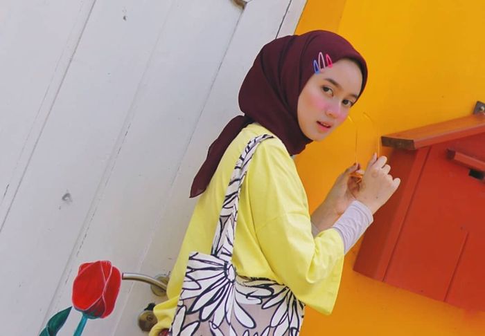Hairclip dengan 3 warna berbeda yang dipadukan dengan hijab.