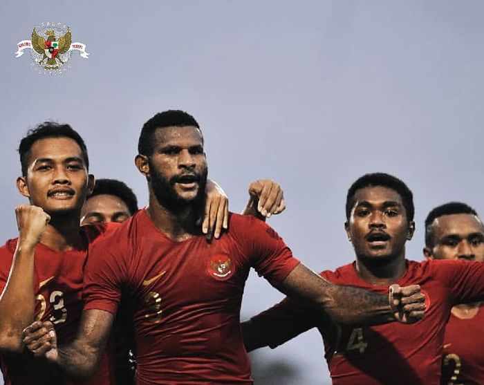 Marinus Wanewar bersama pemain timnas U-22 Indonesia merayakan gol yang dicetak saat melawan Madura United.