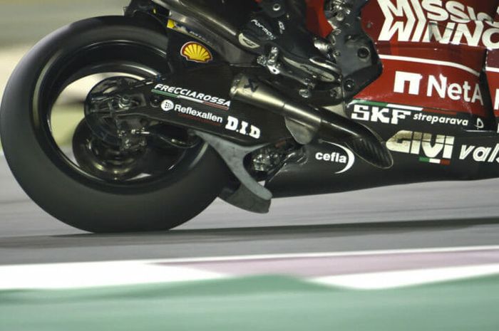 Airscoop di swing arm Petruci, terpasang juga di motor Dovizioso yang diprotes pabrikan lain